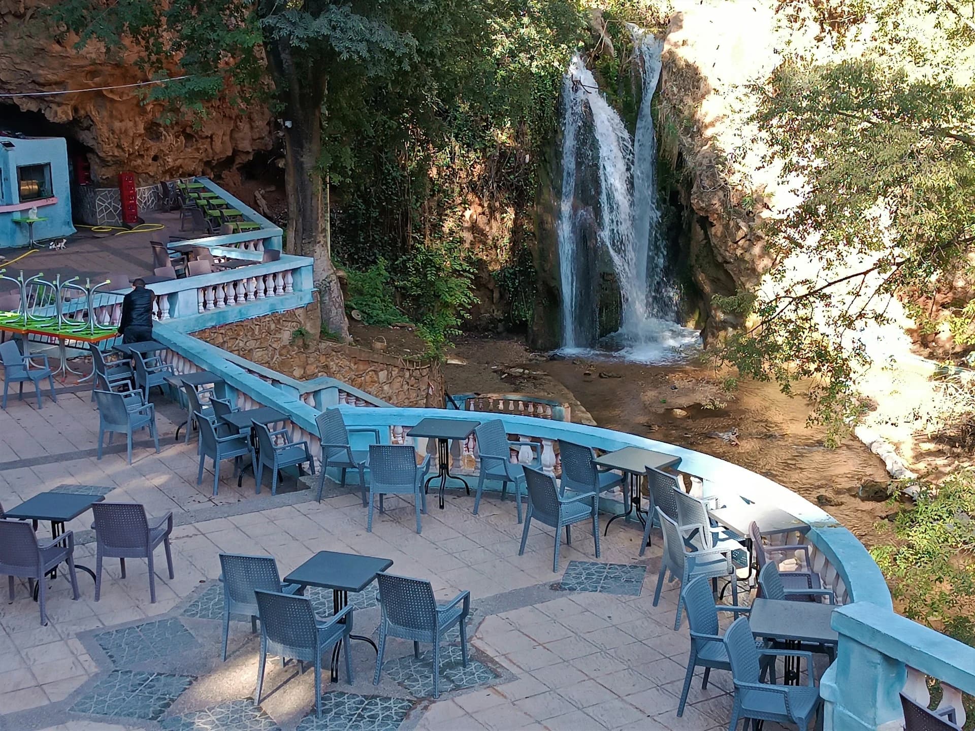Maisons troglodytes creusées dans la falaise calcaire de Bhalil — province de Sefrou