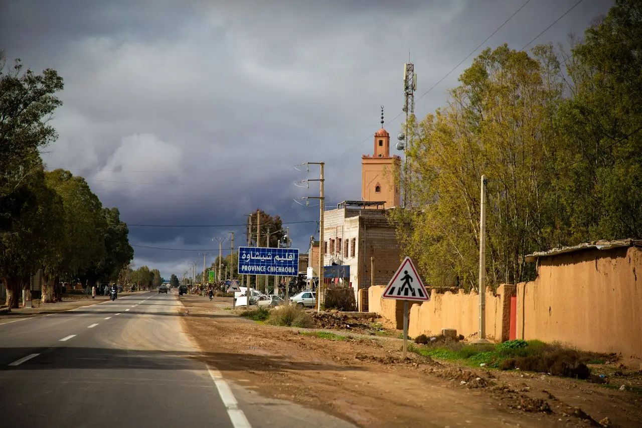 Tapis berbères de Chichaoua aux motifs géométriques rouges — plaine du Haouz marocain