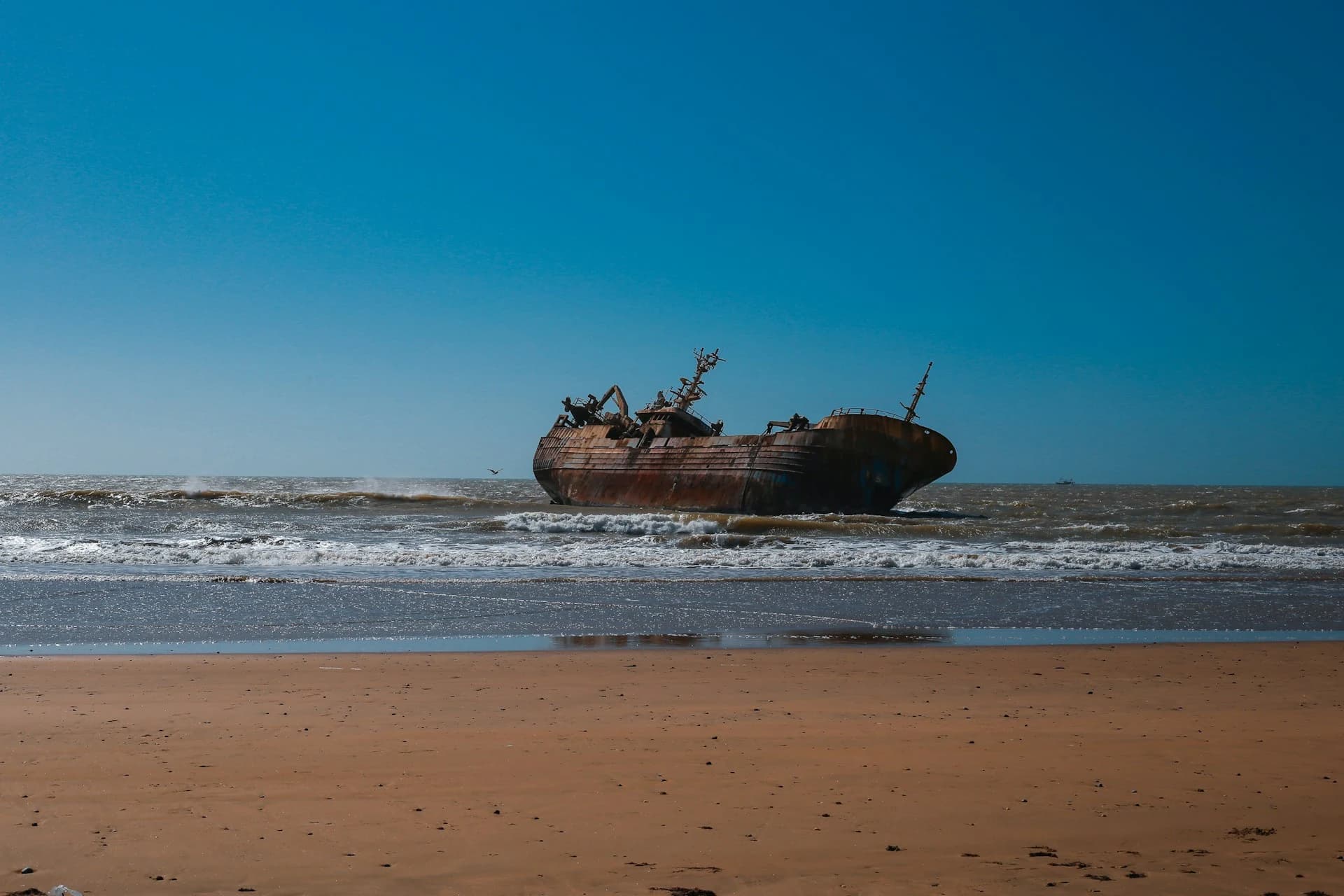 Atlantique à Laâyoune - bateau échoué sur la Plage