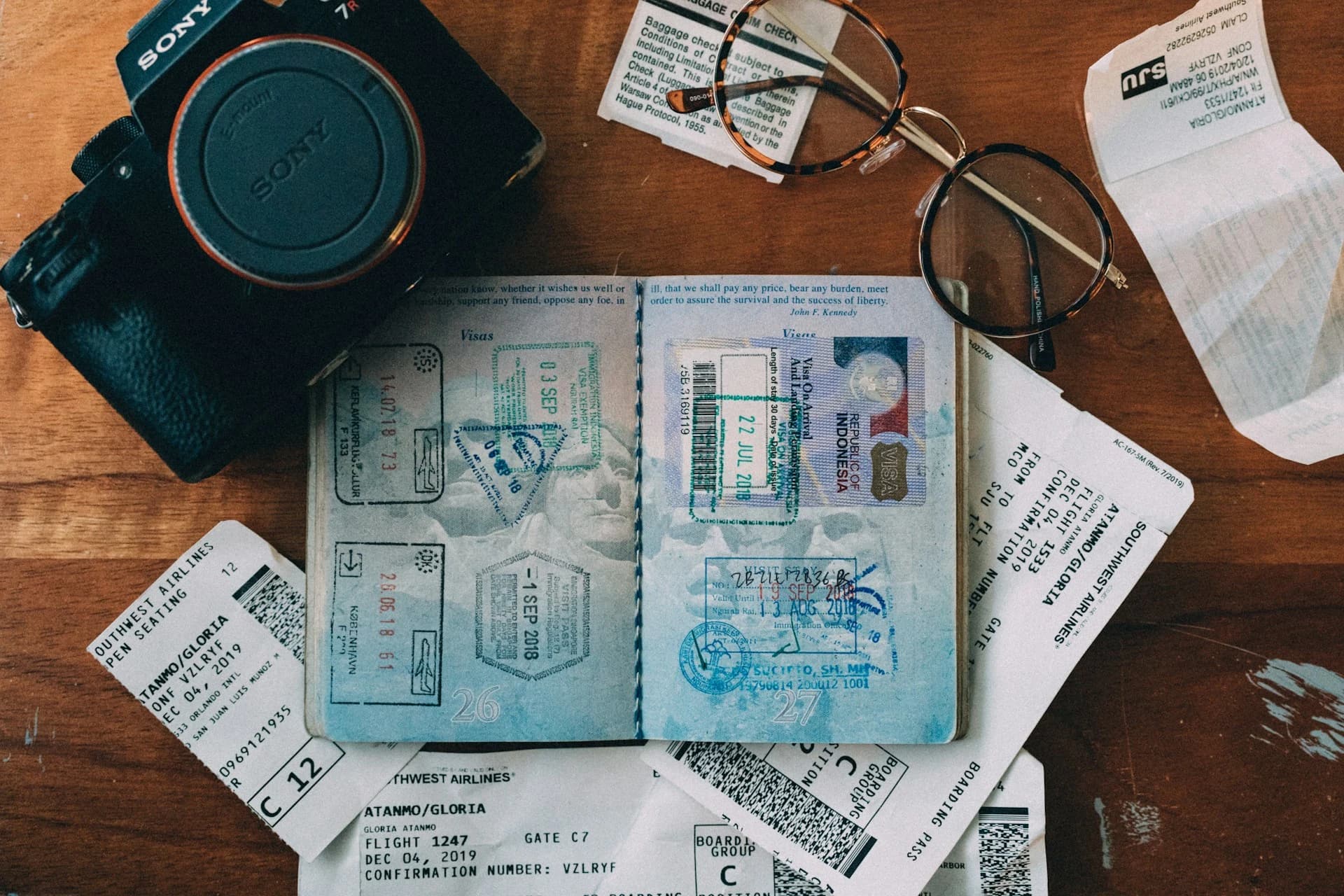 Appareil photo, passeport, papier et paire de lunettes