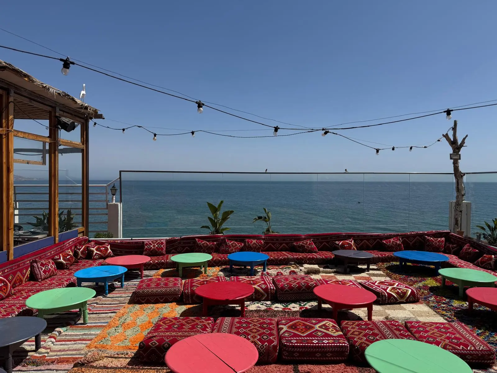 Vue sur l'océan depuis une terrasse avec un slaon marocain à Taghazout
