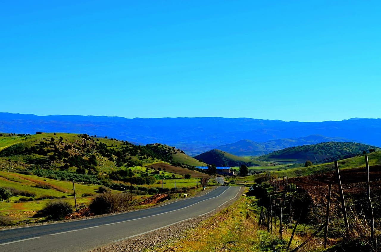 Vue sur Béni Mellal et la plaine du Tadla depuis la kasbah Bel Kush — Moyen Atlas en arrière-plan, capitale de la région Béni Mellal-Khénifra
