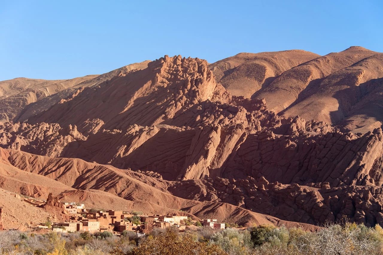 Méandres des gorges du Dadès vus depuis le belvédère avec les kasbahs en pisé rouge — Boumalne Dadès Haut Atlas