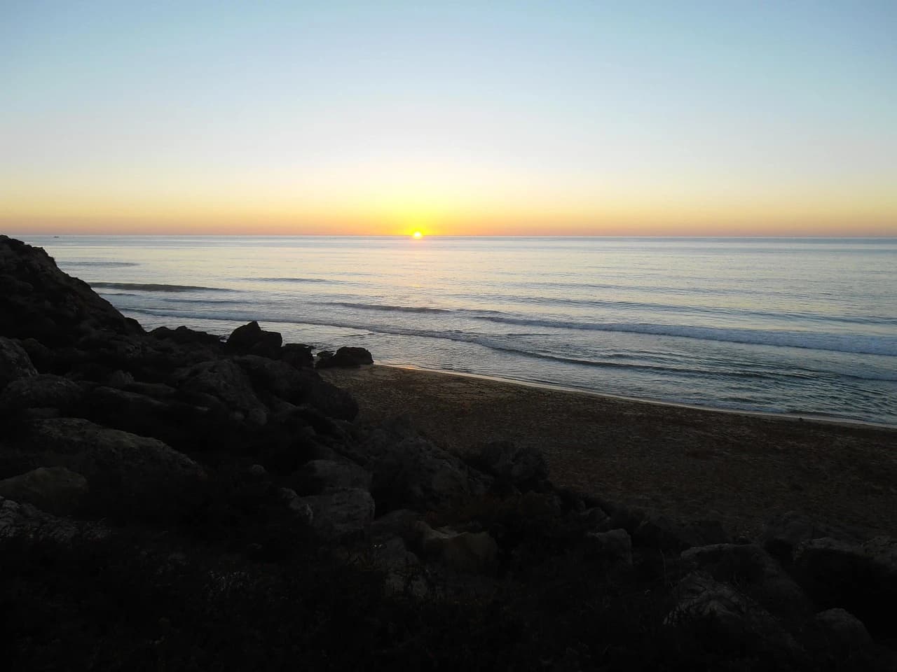 Colline des potiers de Safi avec ses fours traditionnels et la mer Atlantique en arrière-plan — capitale de la céramique marocaine